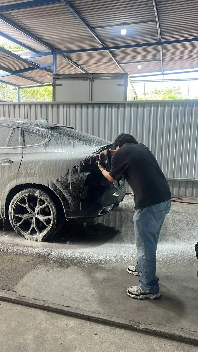 Grabación automotriz: Sesión de video en taller de detailing
