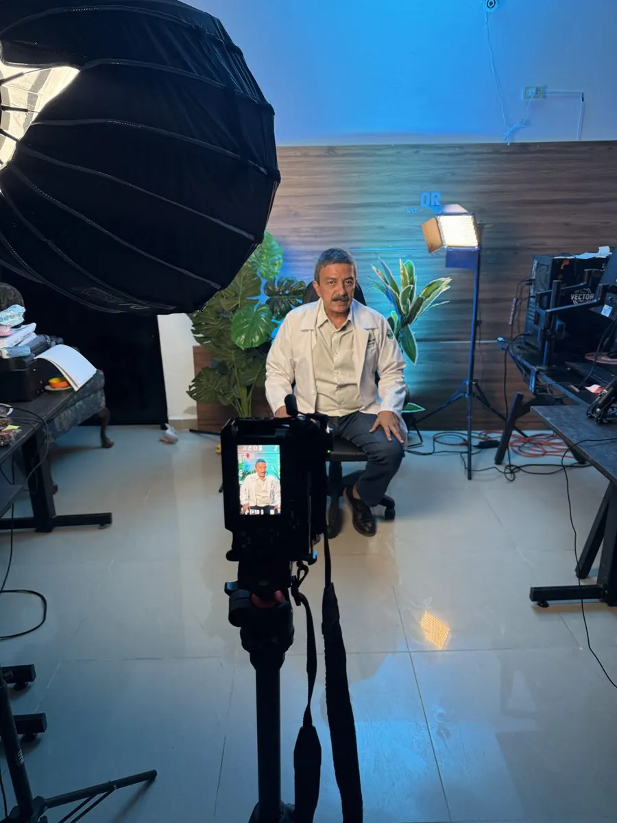 Set de entrevista: Cámara, softbox y monitor listos para grabar