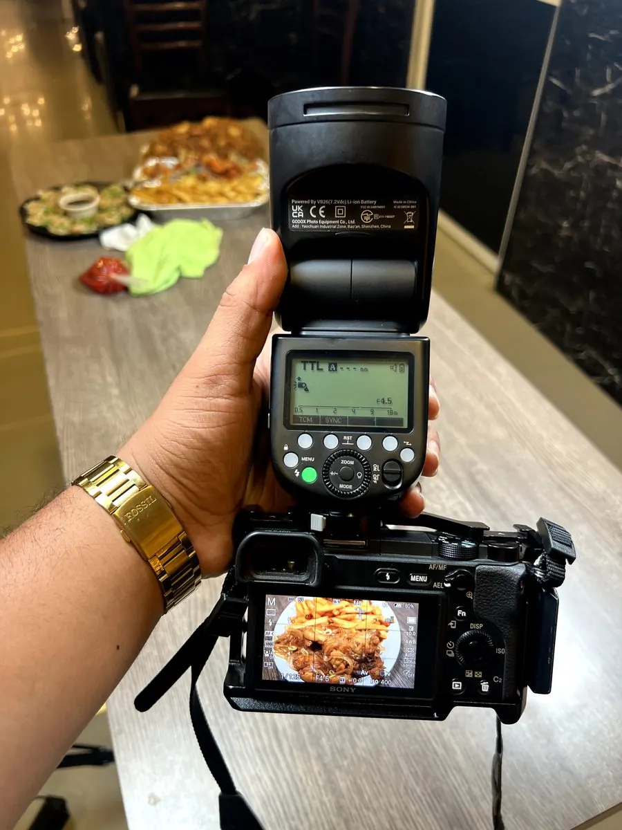 Fotografía gastronómica: Flash y cámara en sesión de producto