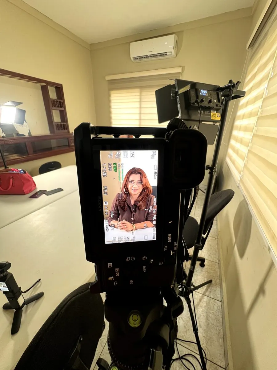 Set de grabación: Monitor de cámara en sesión de entrevista
