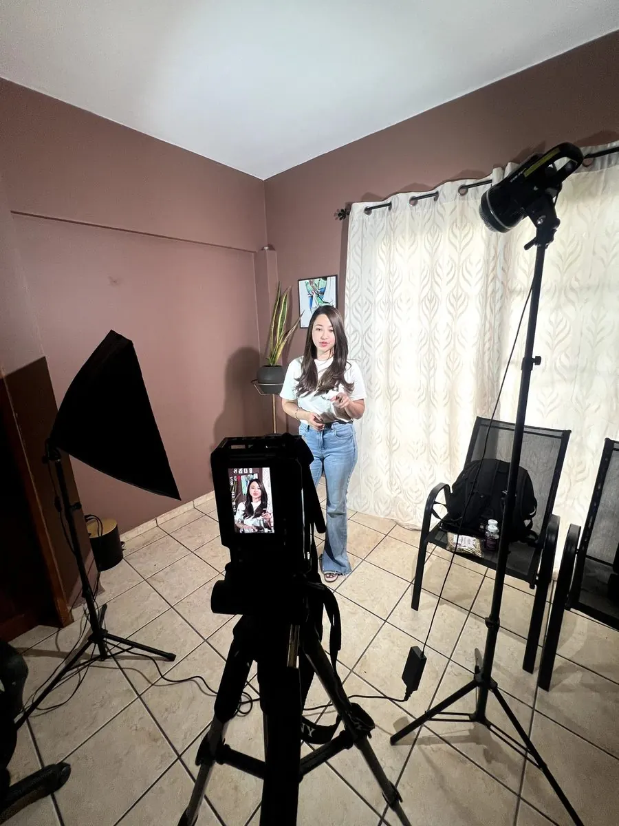 Set de entrevista: Luces y cámara listas para grabar