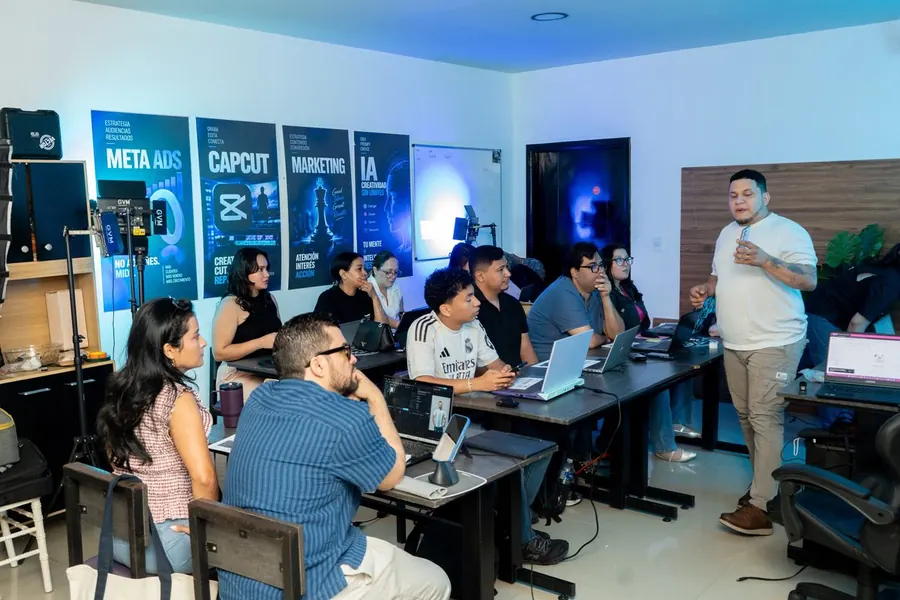 Taller en el aula de Vector: Grupo práctico de marketing digital en San Pedro Sula