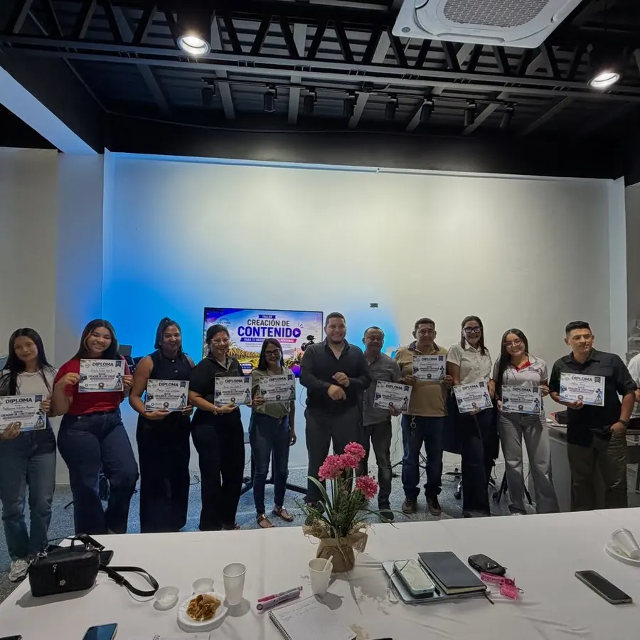 Taller de creación de contenido: Entrega de certificados a los participantes