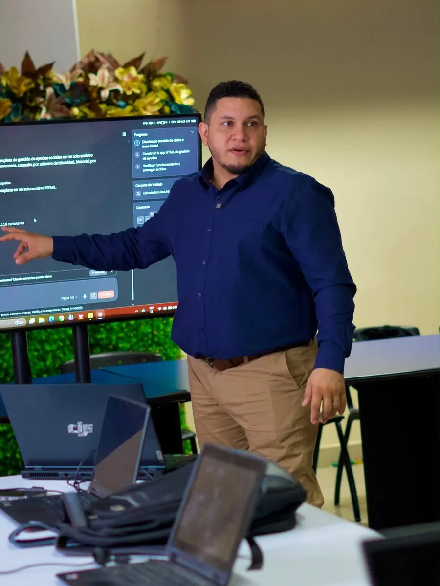 Capacitación empresarial: Edgardo impartiendo una sesión de marketing digital