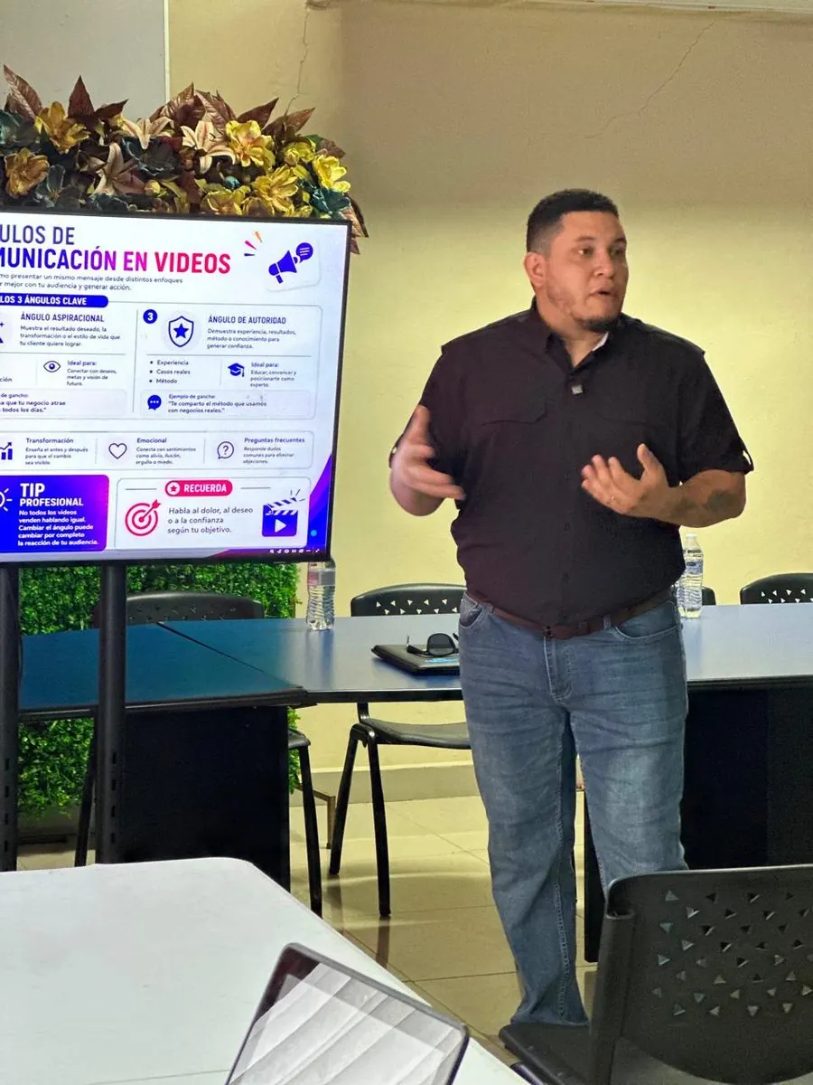 Capacitación empresarial: Edgardo enseñando planificación de contenido en video