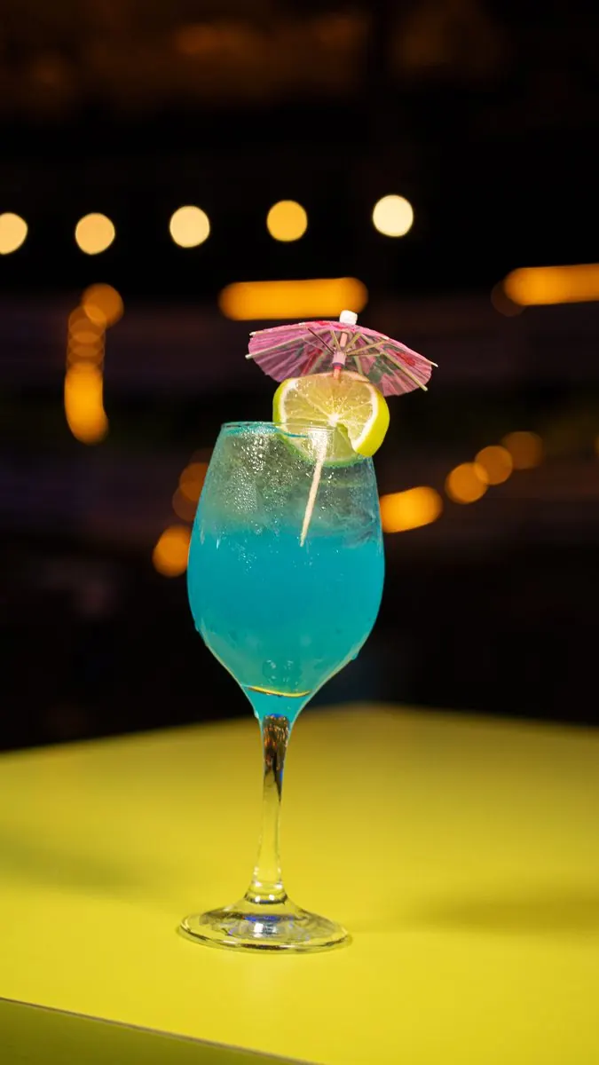 Fotografía de bebidas: Cóctel azul con luz de ambiente