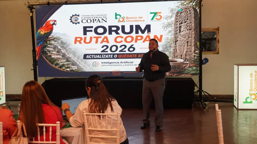 Forum Ruta Copán 2026: Edgardo A. López abre el seminario ante el banner oficial de la Cámara de Comercio e Industrias de Copán y Banco de Occidente