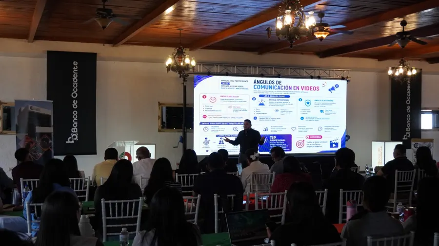 Forum Ruta Copán 2026: Empresarios y dueños de negocio de Copán durante el seminario de inteligencia artificial