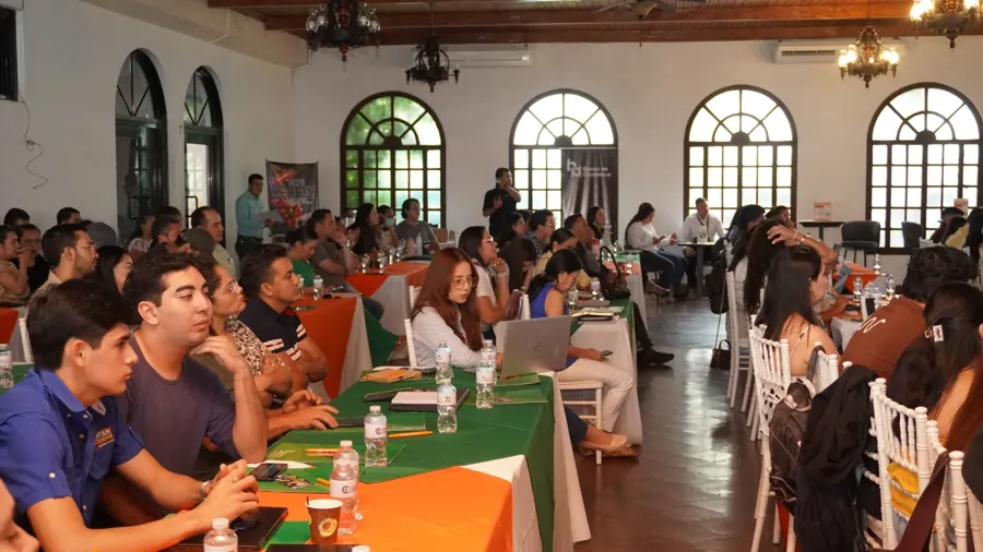Forum Ruta Copán 2026: Empresarios y emprendedores de Copán siguiendo la sesión con laptops y celulares