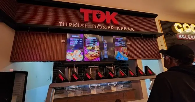 TDK Turkish Döner Kebab: El cliente elige en caja viendo platos y precios