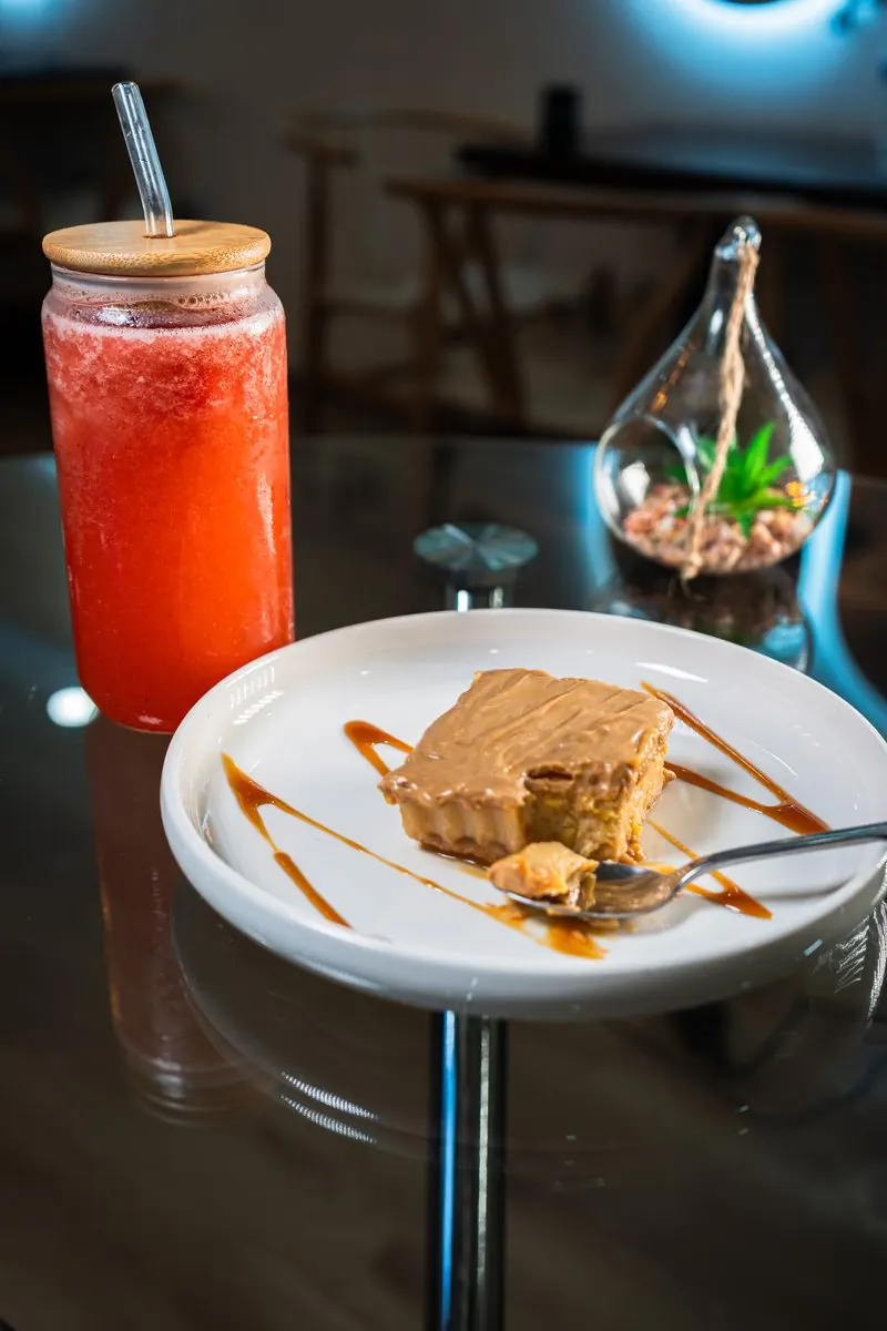 Fotografía de postres: Postre y bebida de la casa